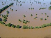 Letecký snímek eky Labe, která zaplavila pole u mtsa Elster ve východním Nmecku. 