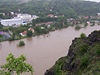 Pohled na rozvodnnou Vltavu z Bohnic. 