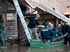 Kadý veer jezdí do zaplaveného stavení v Keicích na Litomicku Pavel Mrva s rodinou krmit hospodáská zvíata. 