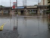 Viadukt v Kralupech nad Vltavou, kam se dostala voda z potoka.