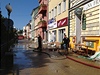 Kralupy nad Vltavou - tato ulice byla pod vodou. Uklízí se.