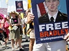 V USA lidé demonstrují za Manningovo osvobození