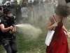 Tato fotka Ceydy Sungurové se stala symbolem tureckých protest.