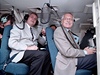 Povodn 1997: pedseda parlamentu Milo Zeman (vlevo) a premiér Václav Klaus ve vrtulníku ped odletem do zaplavených oblastí severní Moravy.
