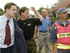 Povodn 2002: ministr vnitra Stanislav Gross (druh zleva) s novm ministrem pro mstn rozvoj Pavlem Nmcem (vlevo) a velitelem zsahu hasiskch sbor (vpravo) se 16. ervence proli Crhovem, kudy se o den dve pehnala rozvodnn ka Hodonnka.