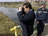 Povodn 2006 (3. dubna): premir Ji Paroubek obhlel situaci ve vodou ohroen obci Novosedly na Beclavsku v Jihomoravskm kraji.