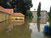 Kralupy nad Vltavou, voda sahá i k nemocnici (velká budova na snímku), 4. ervna po poledni