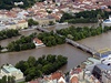 Zaplavený Stelecký ostrov v Praze (uprosted na snímku ze 4. ervna). Dále je na snímku palác ofín (vlevo) a Sovovy mlýny (vpravo).