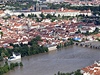Hradanské panorama na pozadí rozvodnné Vltavy, letecký snímek ze 4. ervna