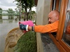 Stanislav Ullman vylévá bahnitou vodu oknem do rozvodnné Blanice.