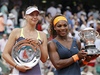 Maria arapovová (vlevo) a Serena Williamsová