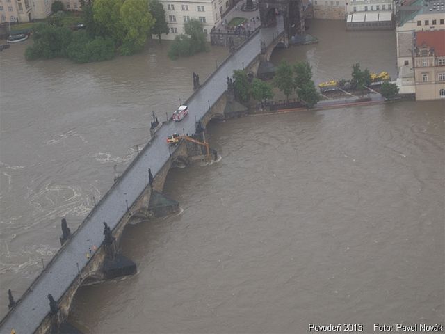 Fotografie z policejního vrtulníku, který nad zaplavenými místy prolétal v pondlí dopoledne 