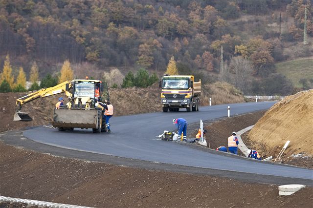 Stavba dálnice D8 u ehlovic.