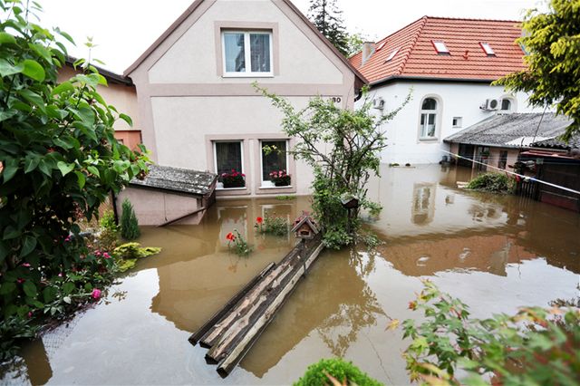 Fotogalerie: Zatopený rodinný domek v Lahovicích u Prahy, 4. června