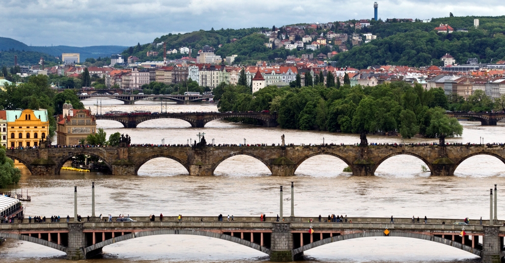 Vltava v Praze dál stoupá
