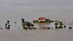 Symbol povodní. Voda potřetí sevřela statek u Mělníka. Letos, v roce 2006 i 2002