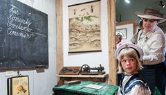 Budova je z poloviny vrostlá do svahu, obloená je v míst vyteným kamenem a opticky navazuje na oprné zídky, které jsou vude kolem. 