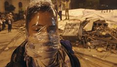 Demonstranti se p�ed slzným plynem chrání plastikovou fólií. 