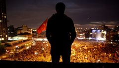 Mu na stee Attatürkova kulturního centra pozoruje dní na námstí Taksim. Snímek  byl poízen 4. ervna 2013.  