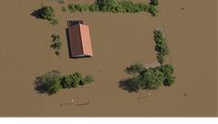 Tém�� celý pod vodou. D�m nedaleko Mí�n� v jihovýchodním N�mecku. 