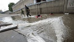 Hasi�i od�erpávající vodu z podjezdu pod Hlávkovým mostem na náb�e�í Kapitána Jaro�e.