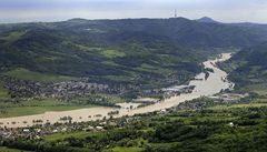 Rozvodnné Labe ped Dínem ve smru od Ústí nad Labem. 