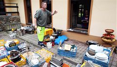 Vyklízení hotelu Selský dv�r v Hostiva�i.