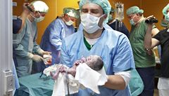 V Praze se narodila 2. ervna první eská paterata. Matka i dti jsou v poádku. tyi chlapci a dívka, kteí pili na svt císaským ezem, jsou na novorozenecké jednotce intenzivní pée. 