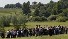 Okolí hotelu Grove obsadili antiglobalisté a propagáto�i konspira�ních teorií sdru�ení pod výzvou 'Okupujme Bilderberg'. Na po�ádek dohlí�í n�kolik policist�.
