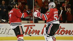 Radost hokejist Chicaga Blackhawks Brent Seabrook (vlevo) a brankáe Coreyho Crawforda