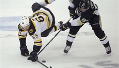 Jaromír Jágr (vlevo) bojuje o kotou s pittsburghským kapitánem Sidney Crosbym.