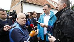 Záplavy v Zálezlicích, erven 2013, premiér Petr Neas a ministr Petr Bendl.