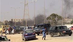V Benghz se stetli demonstranti s ozbrojenmi milicemi. Zemelo 28 lid 