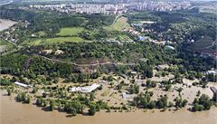 Zatopená praská zoo, v pozadí sídlit Bohnice, letecký snímek ze 4. ervna