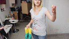 Poz�statek povodní v Dolní Lukavici. Na snímku Eva Novák Parkanová, které d�m vytopil místní rybník, 5. �ervna.
