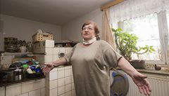 Paní  Marie Reichlová ukazuje novinái pec, u které se narodila a která jediná peila vechny záplavy. (6. ervna)