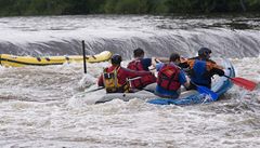 Záchranái bojují o ivoty vodák, kteí se 7. ervna u Herbertova na eskokrumlovsku vydali na raftu na rozvodnnou Vltavu. Raft s pti mladíky se pevrátil, dva z nich se utopili.