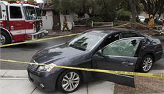 Auto s prosteleným sklem po incidentu v americkém mst Santa Monica.