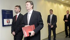 lenové výkonného výboru Fotbalové asociace R (FAR) Pavel Blaha (vlevo) a Roman Berbr (druhý zleva) a editel legislativn právního oddlení FAR Petr Doleal 