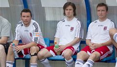 Zleva Marek Jankulovski, Tomá Rosický a Vladimír micer na stídace