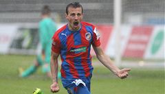 Vladimír Darida slaví gól do sít� Hradce Králové.