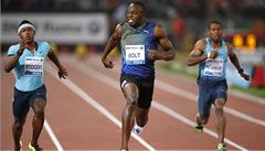 Uprost�ed Usain Bolt.