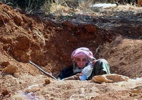 Syrský rebel v zákopech. 