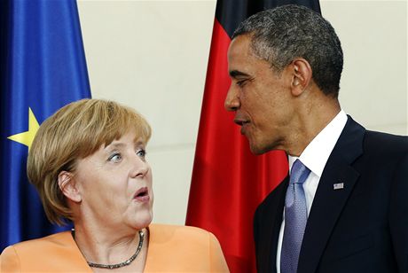 Americký prezident Barack Obama po jednání s kanclékou Angelou Merkelovou v Berlín. 