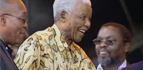 Bývalý jihoafrický prezident Nelson Mandela je ve váném stavu s plicní infekcí v nemocnici. 