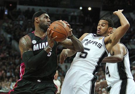 Hrá Miami LeBron James pehrává Cory Josepha (vpravo).