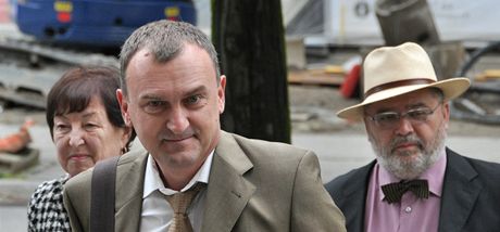 Antonín Koláek (vlevo) a advokát Pavel Kavínek se dostavili 10. ervna ve výcarské Bellinzon k druhé ásti procesu v kauze privatizace Mostecké uhelné spolenosti.