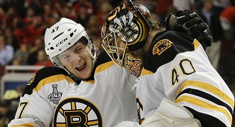 Radost hokejist Bostonu Bruins Toreyho Kruga (vlevo) a brankáe Tuukky Raska