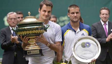 výcarský tenista Roger Federer (vlevo) s trofejí pro vítze turnaj v Halle a poraený finalista Michail Juný z Ruska 