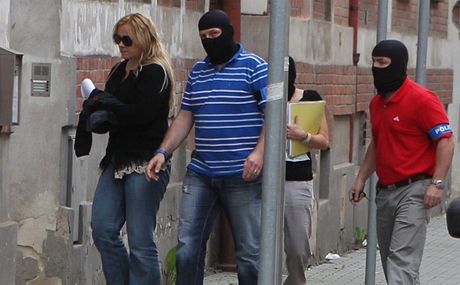 Policisté pivádjí zadrenou nejblií spolupracovnici premiéra Petra Nease Janu Nagyovou na policejní sluebnu v ostravské Masné ulici.